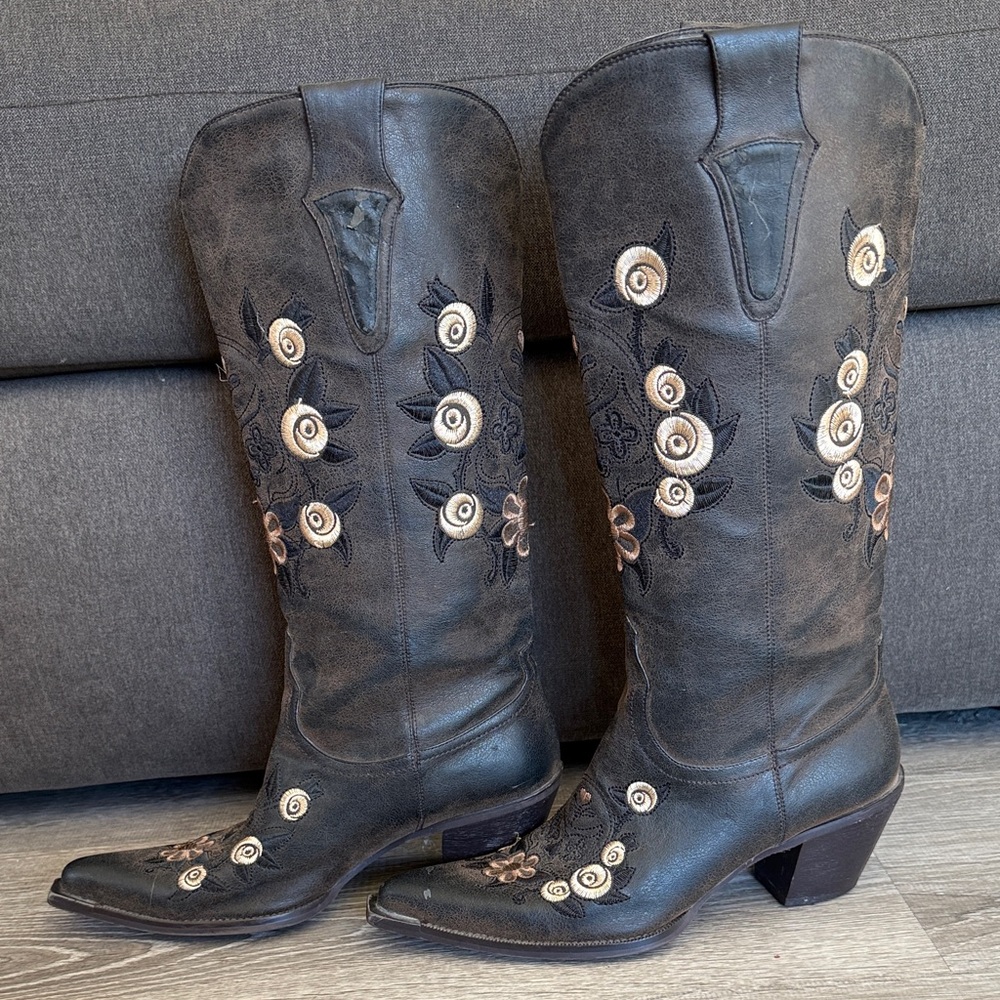 Embroidered Black and Tan Cowboy Boots